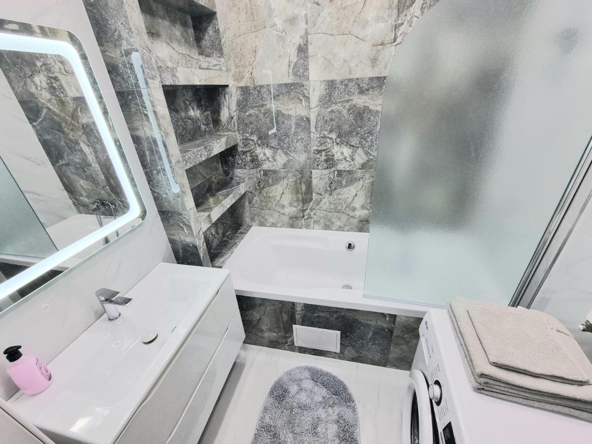 Center, Albisoara Str., 1Bedroom And Living With Balcony Chişinău Eksteriør billede